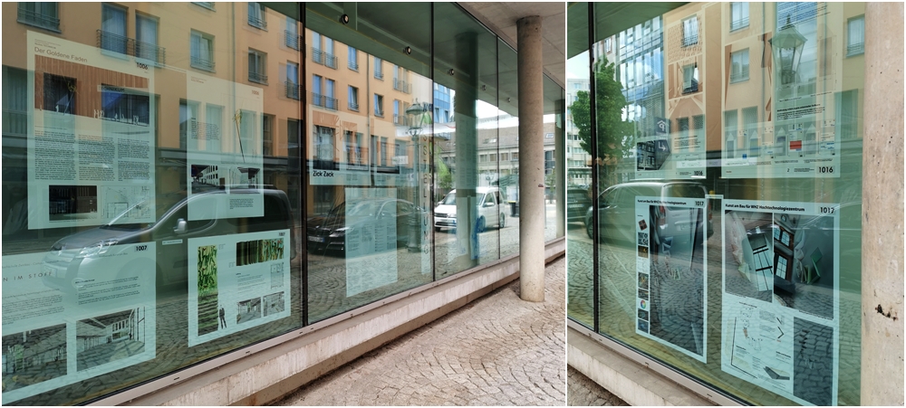 Außenaufnahmen des Bibliotheksgebäudes, durch die Fensterscheiben Blick auf die Poster der Ausstellung