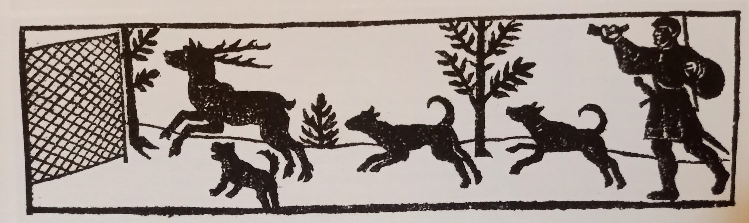 eine einfach gezeichnete Jagdszene im Querformat, links ein Netz, in der Mitte ein Hirsch, der von drei Hunden gejagt wird, rechts ein Jäger mit Jagdhorn